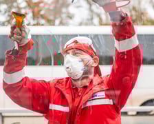 Ekipa MPK czyści przystanki