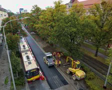 Przebudowa Powstańców Śląskich z drona (9 października 2025). Widać asfaltową nawierzchnię na pasach lewych i brukową na prawych