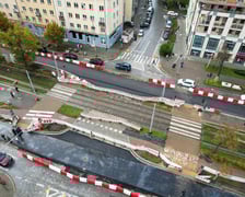 Przebudowa Powstańców Śląskich z drona (9 października 2025). Widać asfaltową nawierzchnię na pasach lewych i brukową na prawych