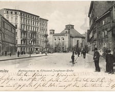 <p>Ulica Jedności Narodowej na wysokości wylotu ul. Henryka Pobożnego około roku 1902. Poczt&oacute;wka wysłana w roku 1906.&nbsp;</p>