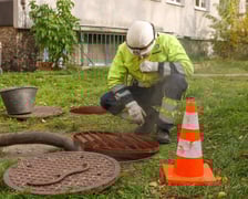 Awaria magistrali: pracownicy przy ul. Żelaznej odpompowują wodę