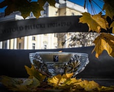 Żołnierze z 10 Wrocławskiej Brygady Łączności porządkowali groby i oddali hołd poległym towarzyszom broni.