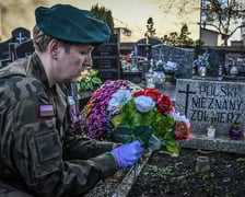 Żołnierze z 10 Wrocławskiej Brygady Łączności porządkowali groby i oddali hołd poległym towarzyszom broni.