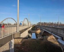 Po lewej nowe, po prawej stare mosty Chrobrego