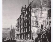 <p>Dom handlowy u zbiegu ul. Olawskiej i Rynku, ok. 1947</p>