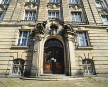 Neobarokowy gmach pod adresem Powstańców Śląskich 134-138, widok z roku 2025