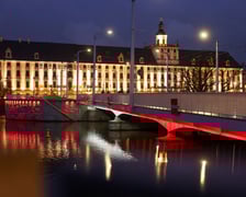 Mosty Uniwersyteckie podświetlone na biało-czerwono w poniedziałkowy wieczór 10 listopada. Tak będą też wyglądać w święto 11 Listopada