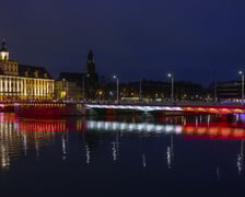 Mosty Uniwersyteckie podświetlone na biało-czerwono w poniedziałkowy wieczór 10 listopada. Tak będą też wyglądać w święto 11 Listopada