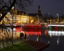 Mosty Uniwersyteckie podświetlone na biało-czerwono w poniedziałkowy wieczór 10 listopada. Tak będą też wyglądać w święto 11 Listopada