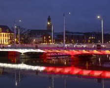 Mosty Uniwersyteckie podświetlone na biało-czerwono w poniedziałkowy wieczór 10 listopada. Tak będą też wyglądać w święto 11 Listopada