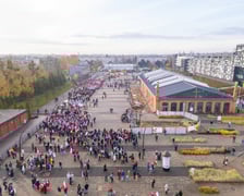 Radosna Parada Niepodległości przeszła z Centrum Historii Zajezdnia przy ul. Grabiszyńskiej na wrocławski Rynek