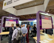 <p>Web Summit 2025 - startupy z Wrocławia i regionu prezentują się na stoisku Dolnego Śląska</p>