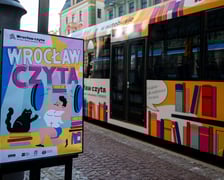 <p>Na zdjęciu BookTram, czyli specjalny tramwaj akcji &bdquo;Wrocław czyta&rdquo;</p>