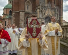 największa procesja we Wrocławiu przeszła z katedry na Ostrowie Tumskim do kościoła garnizonowego w Rynku, 16 czerwca 2022 r.