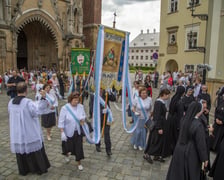 największa procesja we Wrocławiu przeszła z katedry na Ostrowie Tumskim do kościoła garnizonowego w Rynku, 16 czerwca 2022 r.