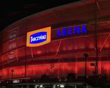 Tarczyński Arena podświetlona na czerwono - 19 listopada 2025 r.