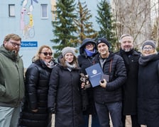 <p>Andrzej Tylkowski, jeden z najbardziej rozpoznawalnych wrocławskich artyst&oacute;w z odznaką &bdquo;Zaslużony dla Wrocławia&rdquo; i krasnalem oraz zespołem Departamentu Marki Wrocławia i przedstawicielką firmy Wallart, kt&oacute;ra wykonała mural</p>