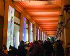 <p>Mini koncert z mappingiem pod Arkadami na Świdnickiej. Były gesty życzliwości, muzyka, mapping</p>