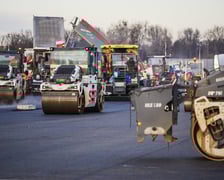 Budowa na wrocławskim lotnisku - powstaje tu m.in droga szybkiego zjazdu, nowa płyta postojowa, płyta do odladzania, droga kołowania o długości 2,5 kilometra