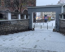 <p>Śnieg pokrył ulice Wrocławia, a IMGW wydał ostrzeżenia o marznących opadach - 24 listopada</p>
