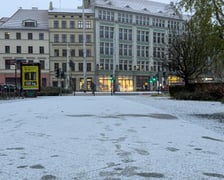 <p>Śnieg pokrył ulice Wrocławia, a IMGW wydał ostrzeżenia o marznących opadach - 24 listopada</p>