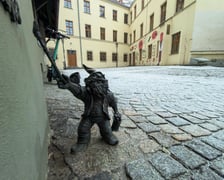 <p>Śnieg pokrył ulice Wrocławia, a IMGW wydał ostrzeżenia o marznących opadach - 24 listopada</p>