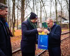 <p>Dzień Motorniczego. Wrocław, 25.11.2025. Pracownik&oacute;w MPK Wrocław odwiedził na pętli prezydent miasta Jacek Sutryk.</p>