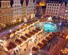 <p>Zachodnia pierzeja Rynku we Wrocławiu</p>