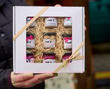 <p>Pudełko degustacyjne miod&oacute;w będzie dostkonałym prezentem pod choinkę</p>