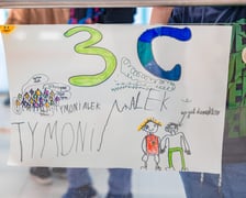 Finał charytatywnej sztafety na basenie SP 84, 28 listopada 2025