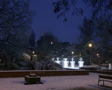 <p>Rozświetlona fontanna w Parku Węgrzynowskiego</p>