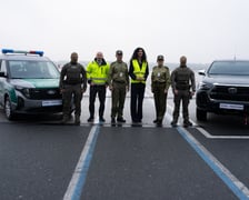 Anna Żabska, wojewoda dolnośląska przekazała na wrocławskim lotnisku nowe samochody dla straży granicznej.