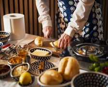 <p>Kamila Kokot i Tomasz Sielicki przygotowują świąteczną kluskę makową. Zdjęcie wykonane podczas kręcenia filmu</p>