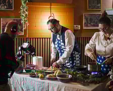 <p>Kamila Kokot i Tomasz Sielicki przygotowują świąteczną kluskę makową. Zdjęcie wykonane podczas kręcenia filmu</p>