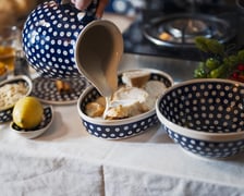 <p>Kamila Kokot i Tomasz Sielicki przygotowują świąteczną kluskę makową. Zdjęcie wykonane podczas kręcenia filmu</p>