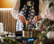 <p>Kamila Kokot i Tomasz Sielicki przygotowują świąteczną kluskę makową. Zdjęcie wykonane podczas kręcenia filmu</p>