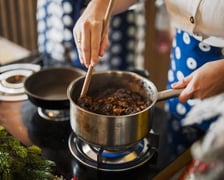 <p>Kamila Kokot i Tomasz Sielicki przygotowują świąteczną kluskę makową. Zdjęcie wykonane podczas kręcenia filmu</p>