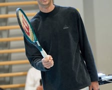 <p>Hubert Hurkacz odwiedził dawną szkołę na Januszowickiej we Wrocławiu i spotkał się z uczaniami</p>