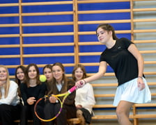 <p>Hubert Hurkacz odwiedził dawną szkołę na Januszowickiej we Wrocławiu i spotkał się z uczaniami</p>