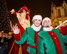 <p>Mikołajkowa parada na Wrocławskim Rynku</p>