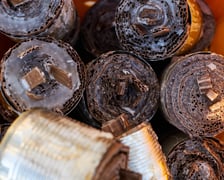 <p>Produkcja świec okopowych przez wrocławskich wolontariuszy z Foreign Front. Zdjęcie archiwalne.</p>