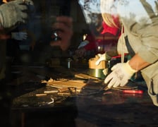 <p>Produkcja świec okopowych przez wrocławskich wolontariuszy z Foreign Front. Zdjęcie archiwalne.</p>