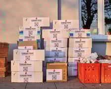 <p>Produkcja świec okopowych przez wrocławskich wolontariuszy z Foreign Front. Zdjęcie archiwalne.</p>