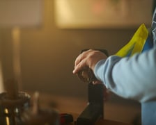 <p>Produkcja świec okopowych przez wrocławskich wolontariuszy z Foreign Front. Zdjęcie archiwalne.</p>