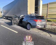 Wypadek na autostradzie A4 na jezdni w kierunku Wrocławia - samochód osobowy wjechał pod naczepę ciężarówki