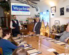 <p>Warsztaty kulinarne w Restauracji Wrocławskiej &ndash; dr Grzegorz Sobel (z prawej) i dr Tomasz Sielicki (z lewej) opowiadają o wrocławskiej kuchni&nbsp;</p>