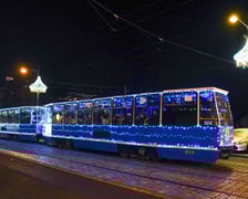 Zdjęcie "Światełkowego tramwaju" gdy kursował w mikołajki 6 grudnia