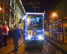 Zdjęcie "Światełkowego tramwaju" gdy kursował w mikołajki 6 grudnia