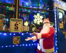 Zdjęcie "Światełkowego tramwaju" gdy kursował w mikołajki 6 grudnia