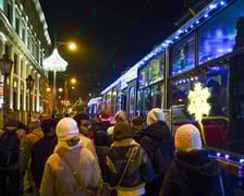 Zdjęcie "Światełkowego tramwaju" gdy kursował w mikołajki 6 grudnia